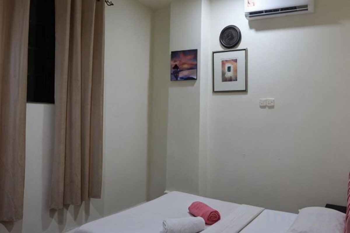 In-room safe, desk, bed sheets