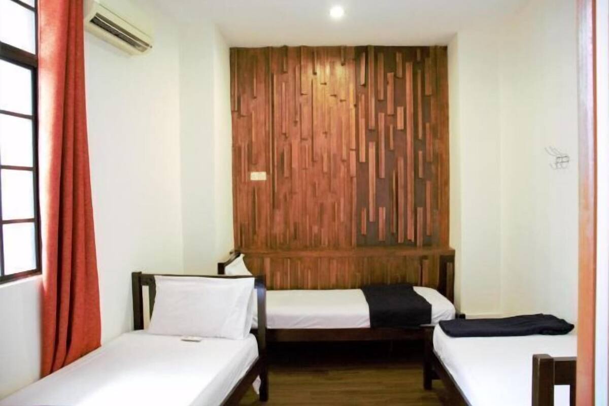 In-room safe, desk, bed sheets