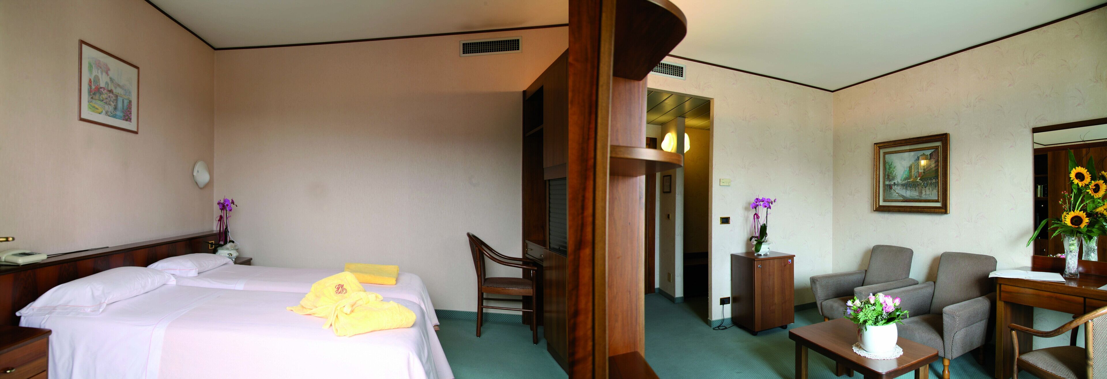 suite | in-room safe, desk, free cots/infant beds, free wifi