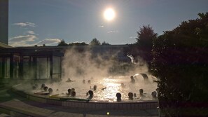 Kolam renang indoor dan 3 kolam renang outdoor