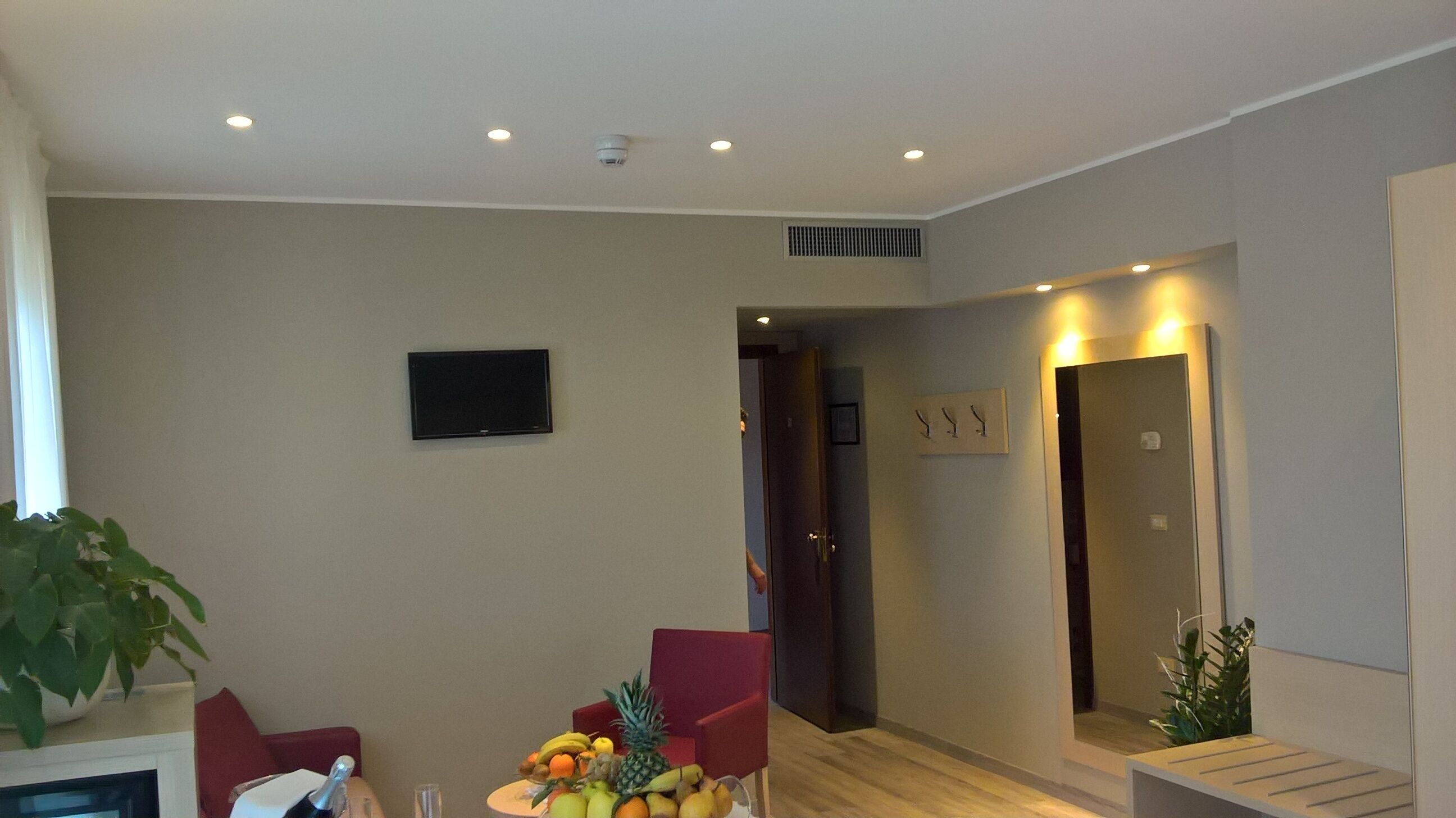 suite | in-room safe, desk, free cots/infant beds, free wifi