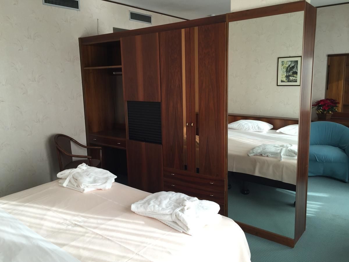 suite | in-room safe, desk, free cots/infant beds, free wifi