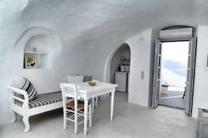 Amaya Felicity Villa with Caldera View and Outdoor Hot Tub | Private kitchenette