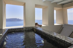Amaya Graceful Villa with Caldera View and Outdoor Hot Tub | 按摩浴缸