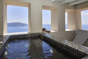 Amaya Graceful Villa with Caldera View and Outdoor Hot Tub | 按摩浴缸