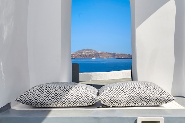 Amaya Sensational Villa Caldera View - Outdoor Hot Tub | Jetted bathtub