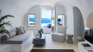 Amaya Serenity Villa Private Pool - Caldera View | 起居区 | 35-英寸纯平电视 （配备有线频道）、液晶电视