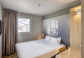 Desk, free WiFi, bed sheets - B&B HOTEL BORDEAUX Le Haillan (4653) (Le Haillan)