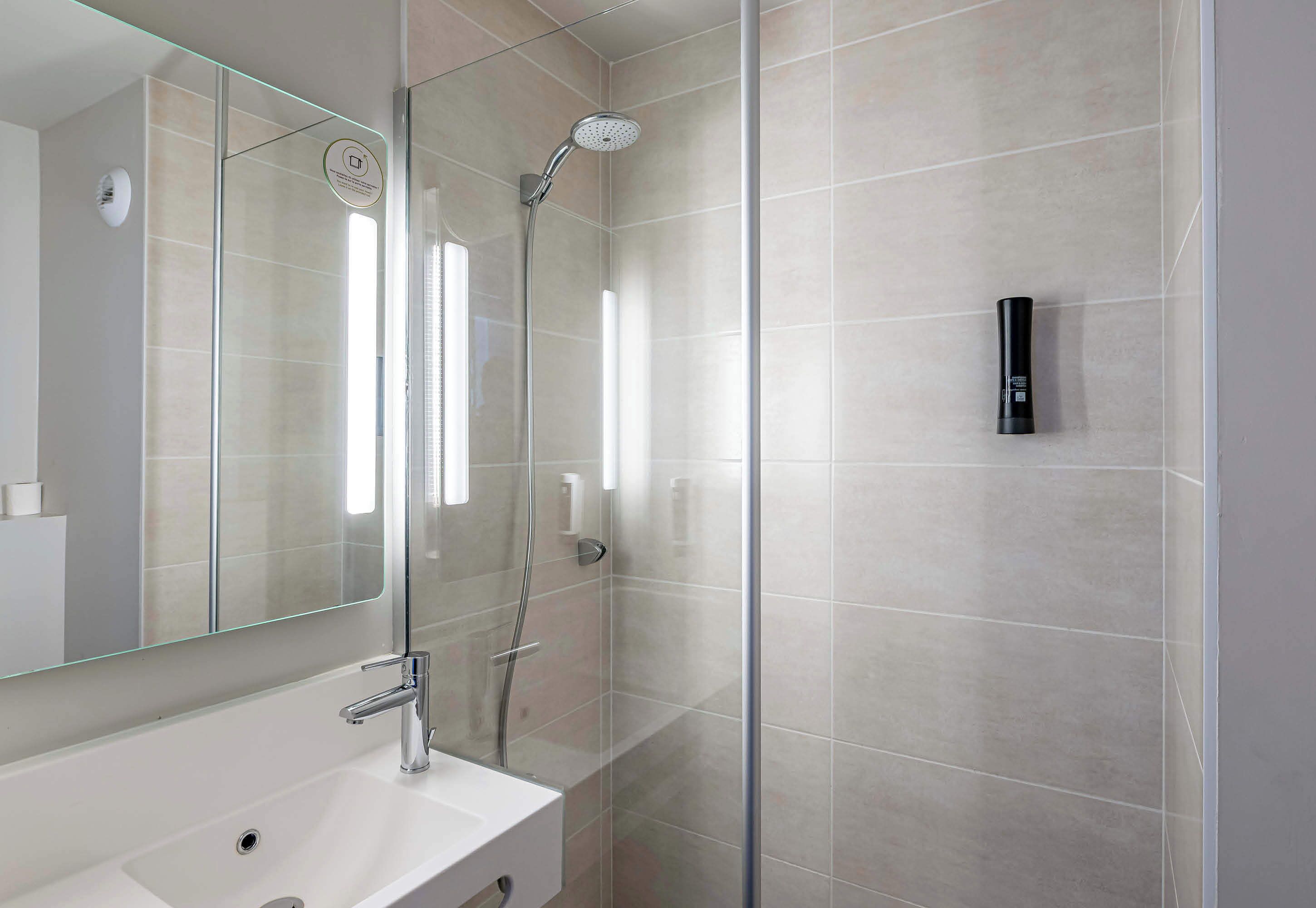 Douche, articles de toilette gratuits, sèche-cheveux