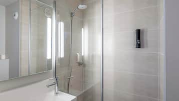 Douche, articles de toilette gratuits, sèche-cheveux