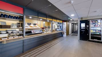 Petit déjeuner buffet servi tous les jours en supplément