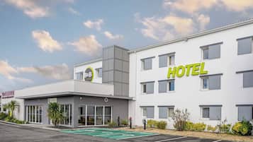 Vista frontal de la propiedad