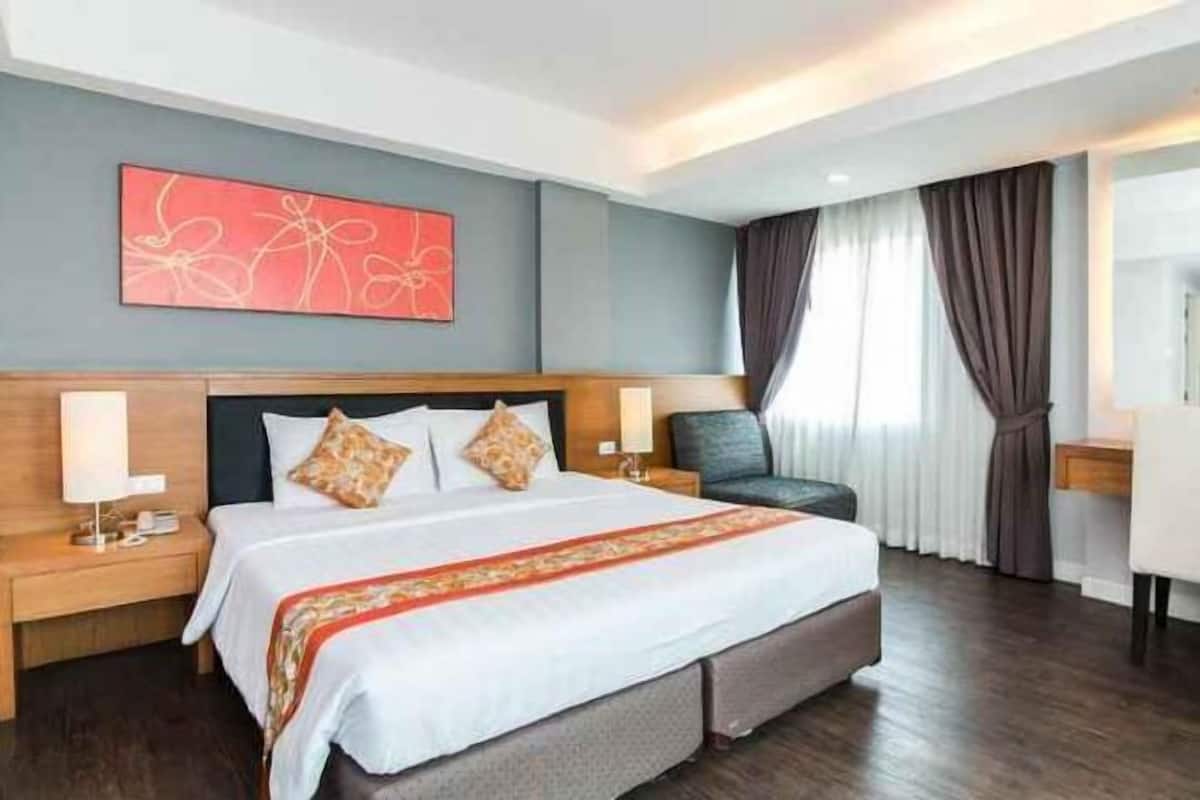 客房内保险箱、办公桌、免费 WiFi