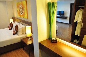 ตู้นิรภัยในห้องพัก, โต๊ะทำงาน, Wi-Fi ฟรี