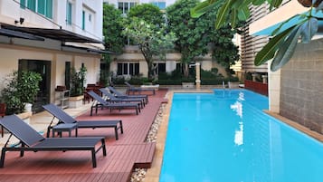 2 outdoor pools