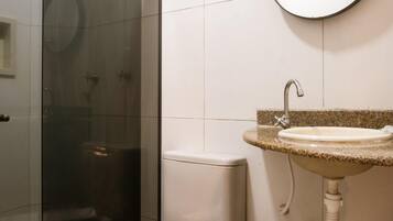 Bathroom | Shower, hydromassage showerhead, free toiletries, hair dryer