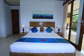Cofres nos quartos, escrivaninha, cortinas blackout