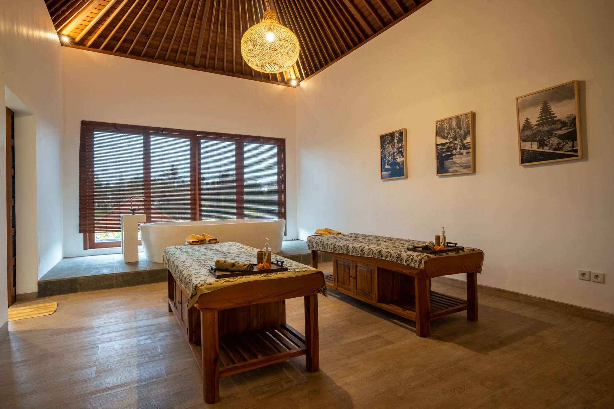 couples treatment room(s), body treatments, deep-tissue massages