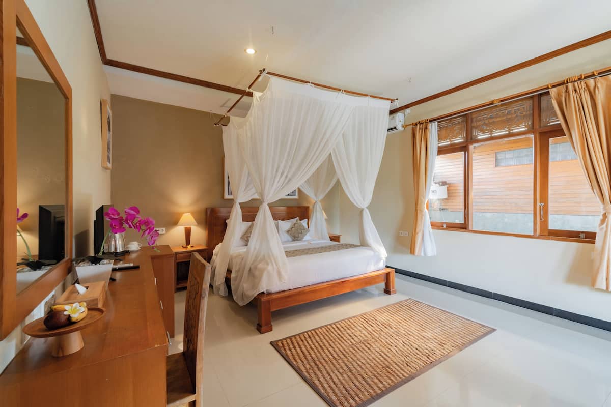 Deluxe Room | In-room safe, desk, blackout drapes, iron/ironing board