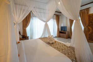 Deluxe-Zimmer | Zimmersafe, Schreibtisch, Verdunkelungsvorhänge, Bügeleisen/Bügelbrett