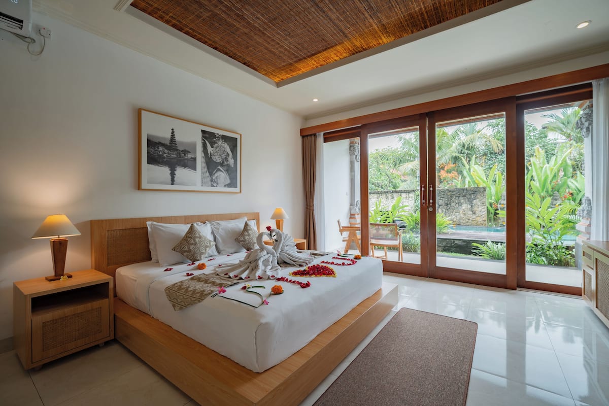 Deluxe Suite | In-room safe, desk, blackout drapes, iron/ironing board