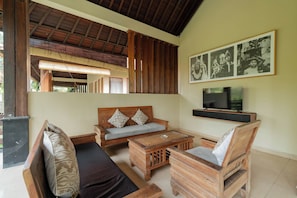 Villa, 2 habitaciones, alberca privada | Ćrea de sala de estar | Televisión LED de 32 pulgadas con canales por cable y televisión