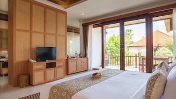 Deluxe Suite | In-room safe, desk, blackout curtains, iron/ironing board