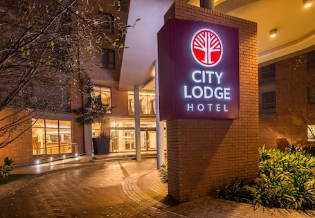 Property entrance. City Lodge Hotel Lynnwood