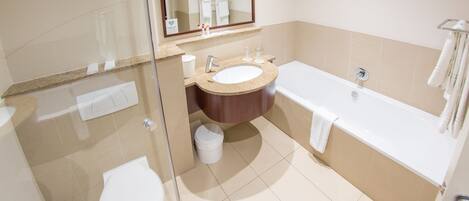 Un baño con inodoro, lavabo y bañera.