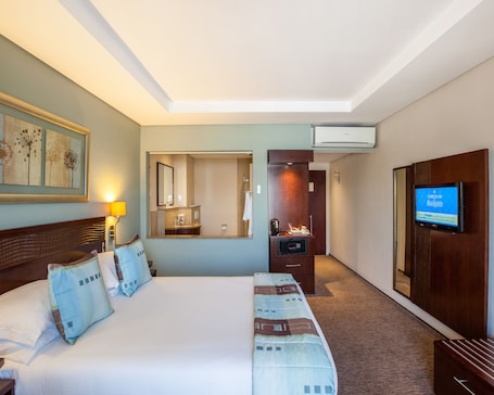 In-room safe, desk, blackout drapes, iron/ironing board. City Lodge Hotel Lynnwood