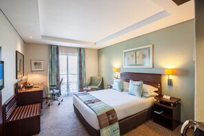 Zimmersafe, Schreibtisch, Verdunkelungsvorhänge, Bügeleisen/Bügelbrett