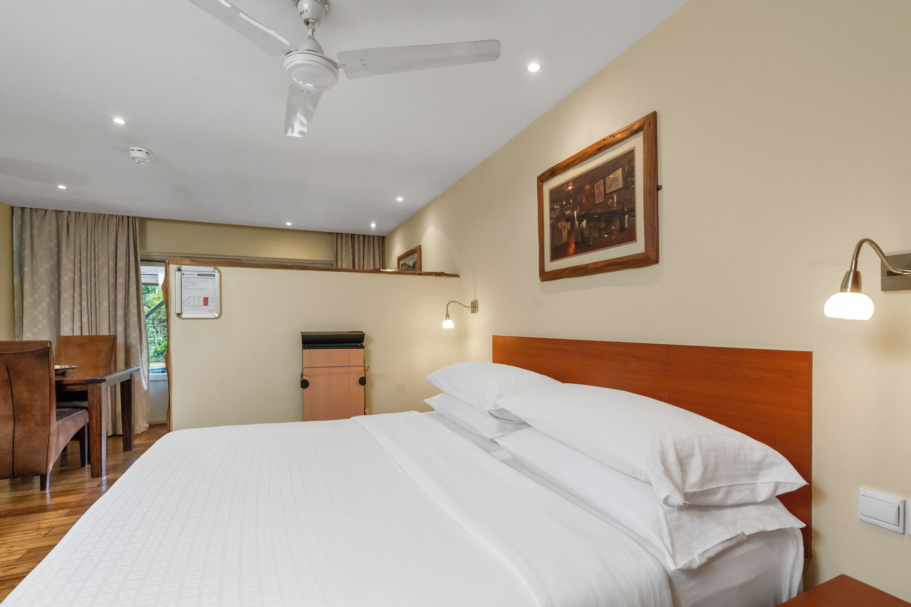 Suite, 1 kingsize bed, toegankelijk voor mindervaliden, terras (Walk-in Shower) | Een kluis op de kamer, een bureau, gratis wifi, beddengoed