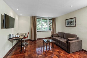 尊荣开间套房, 1 张特大床, 简易厨房 (View) | 客房内保险箱、办公桌、免费 WiFi、床单