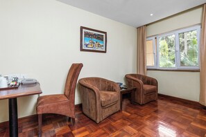 套房, 1 张特大床, 简易厨房 (View) | 私人厨房 | 茶具/咖啡用具