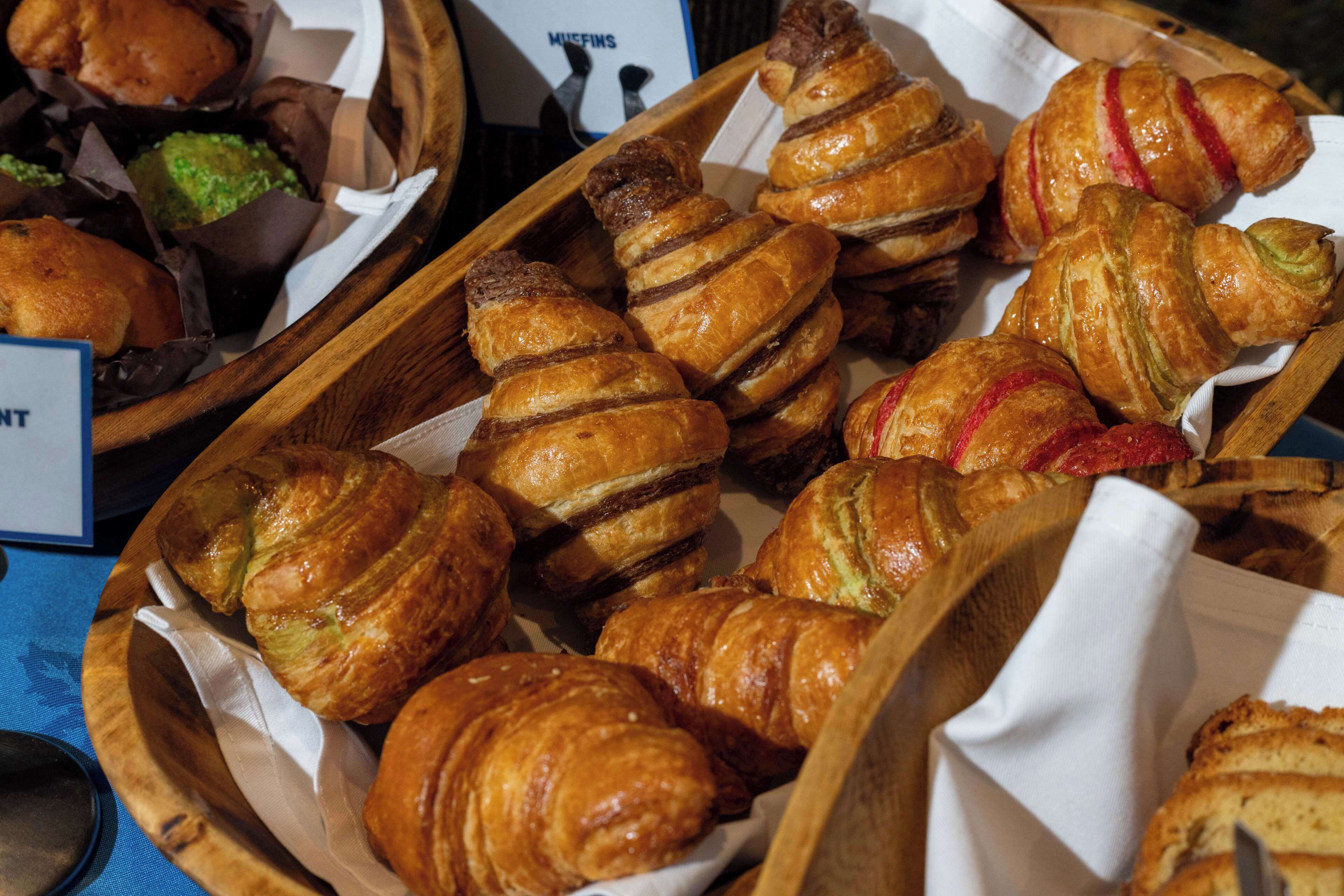 Une variété de pâtisseries présentées dans des paniers en bois.