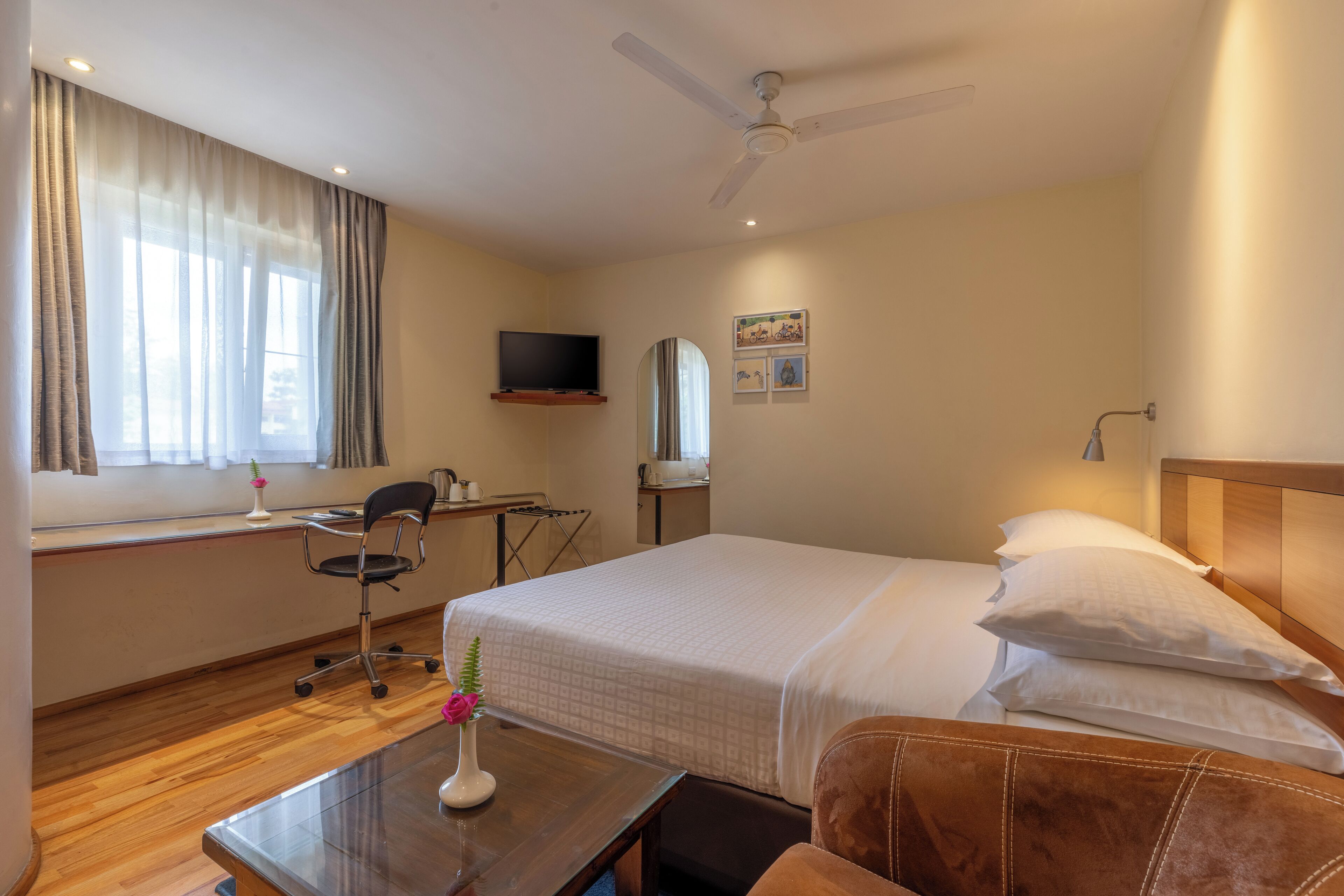 Een kluis op de kamer, een bureau, gratis wifi, beddengoed