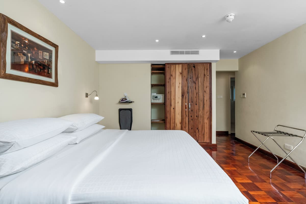 Premium suite, 1 kingsize bed, kitchenette (View) | Een kluis op de kamer, een bureau, gratis wifi, beddengoed