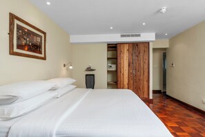 Caja de seguridad en la habitación, escritorio y cunas gratuitas 