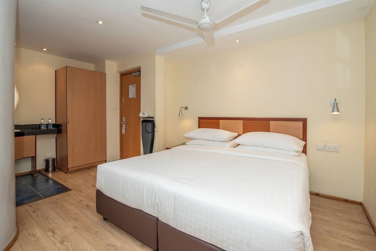 Familiekamer, Meerdere bedden, kamers met tussendeur | Een kluis op de kamer, een bureau, gratis wifi, beddengoed