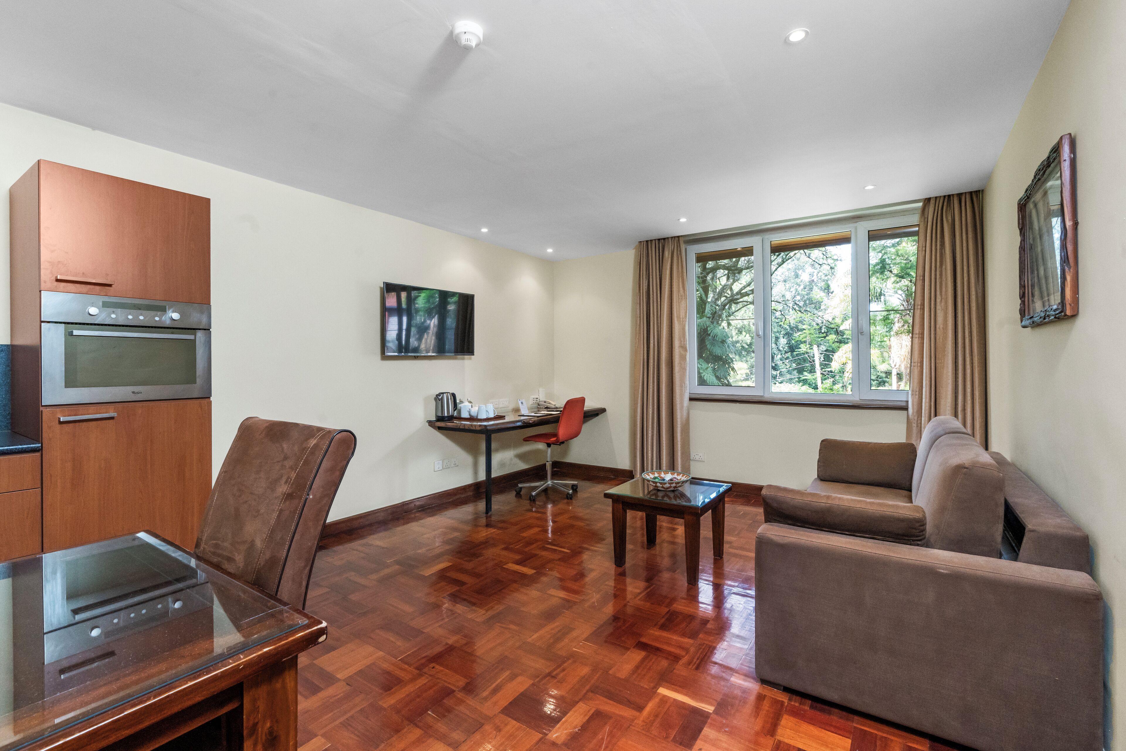 Suite, 1 kingsize bed, kitchenette (View) | Woonruimte | Televisie