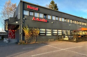 A modern hotel building with a sign reading 'Hotel Arkadia.' - Arkadia Hotel & Hostel (Helsinki)