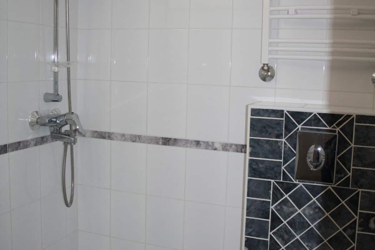 free toiletries, hair dryer