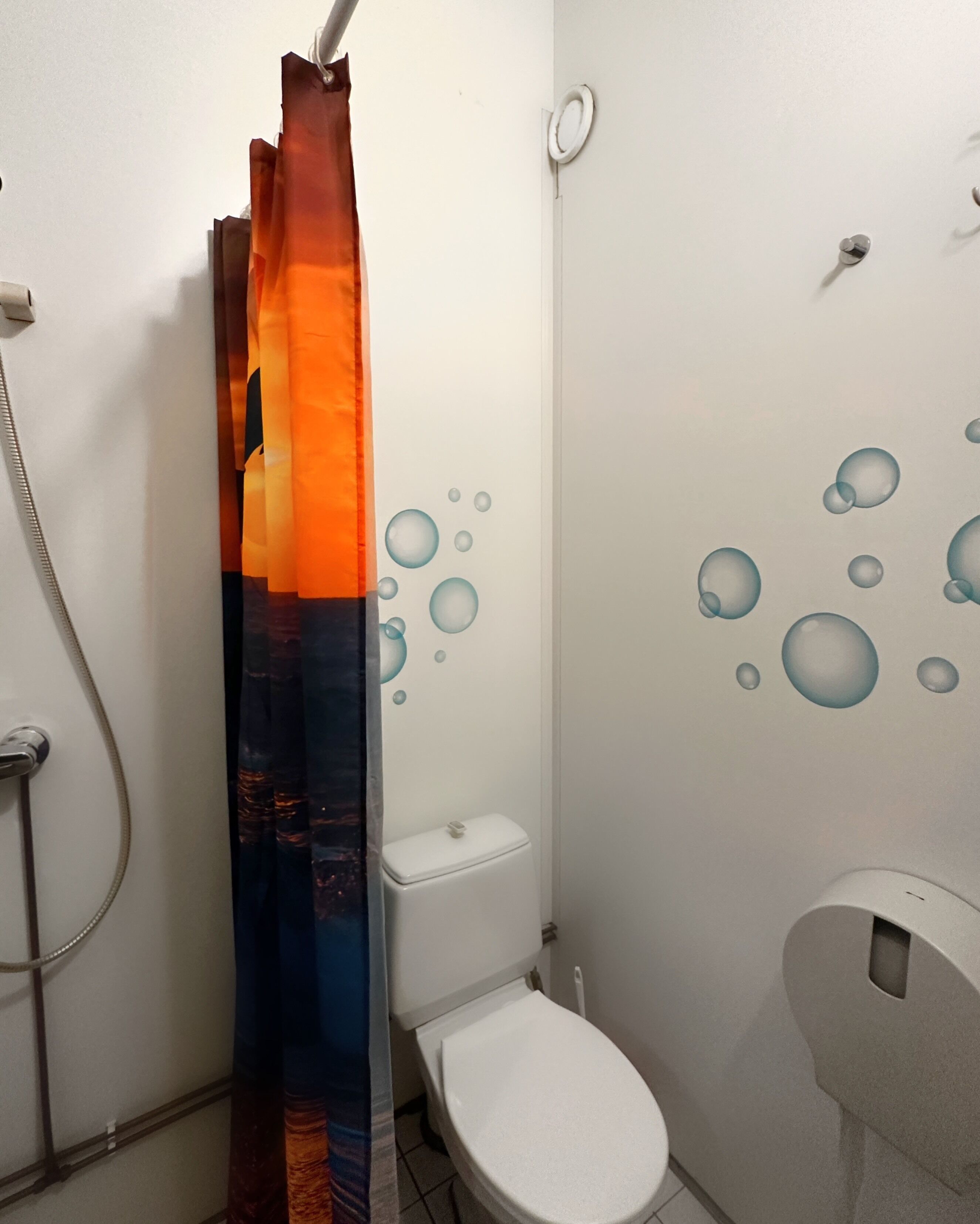 free toiletries, hair dryer