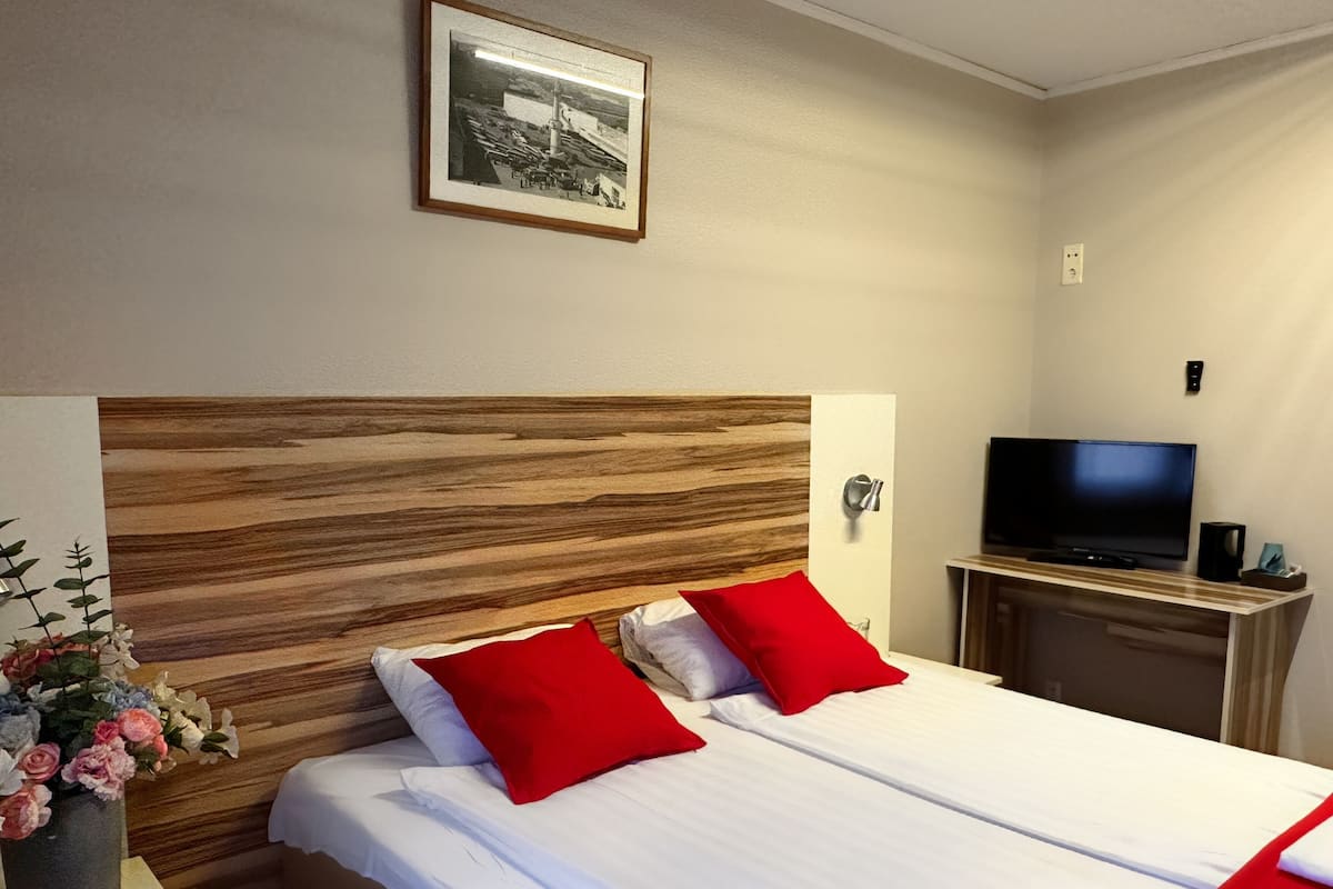 Familiekamer (Private Bathroom) | Een bureau, een laptopwerkplek, gratis wifi, beddengoed