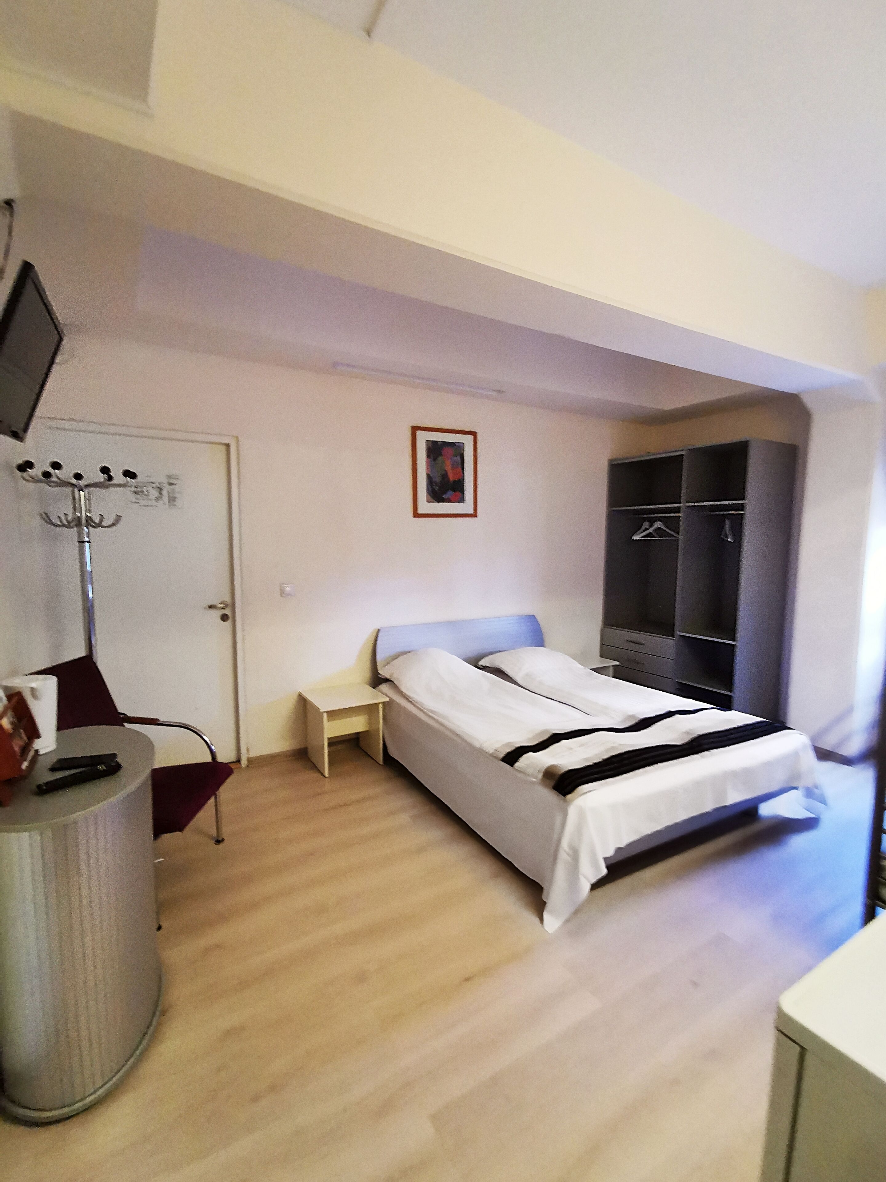 family room (private bathroom) | desk, laptop workspace, free wifi, bed sheets