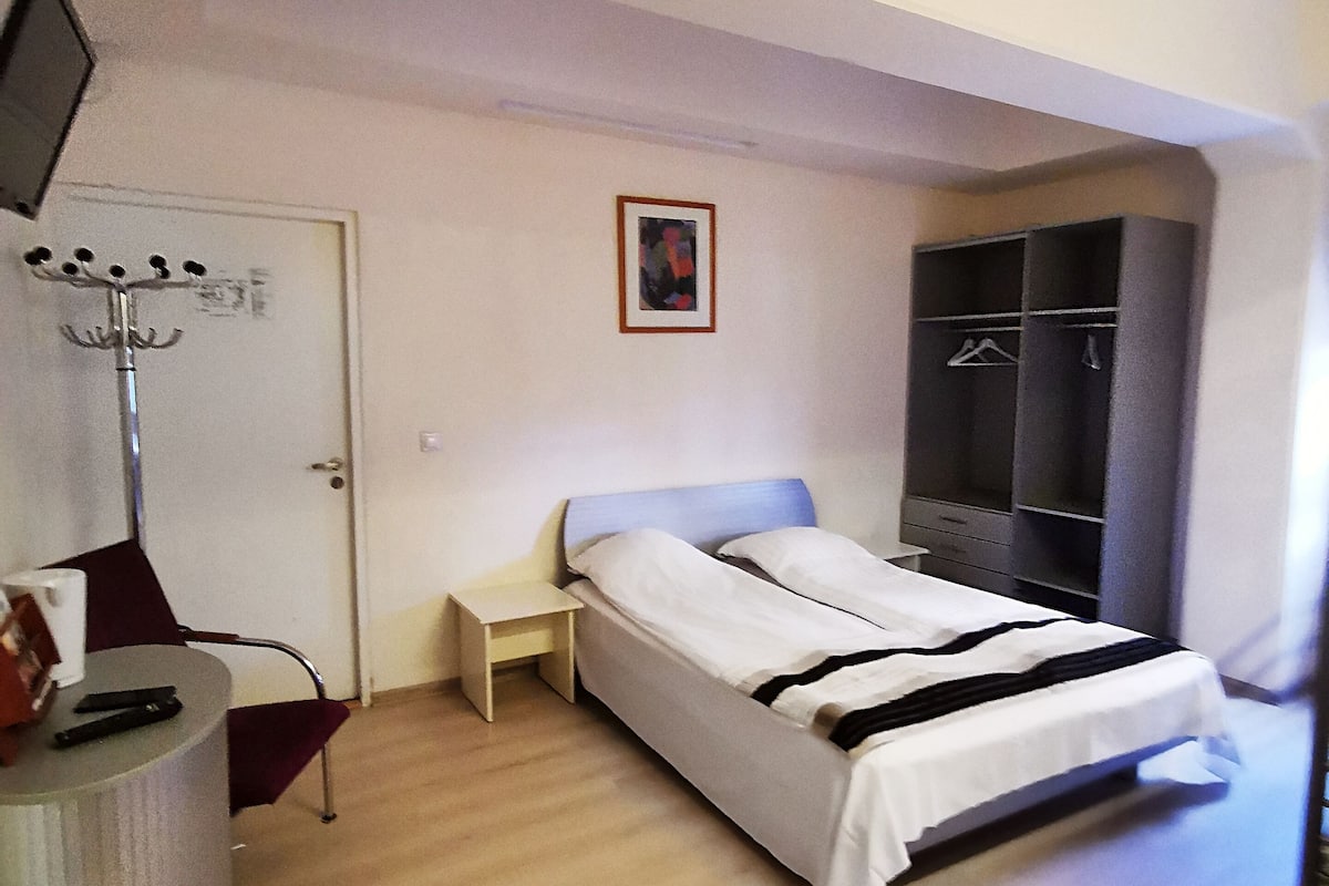 family room (private bathroom) | desk, laptop workspace, free wifi, bed sheets