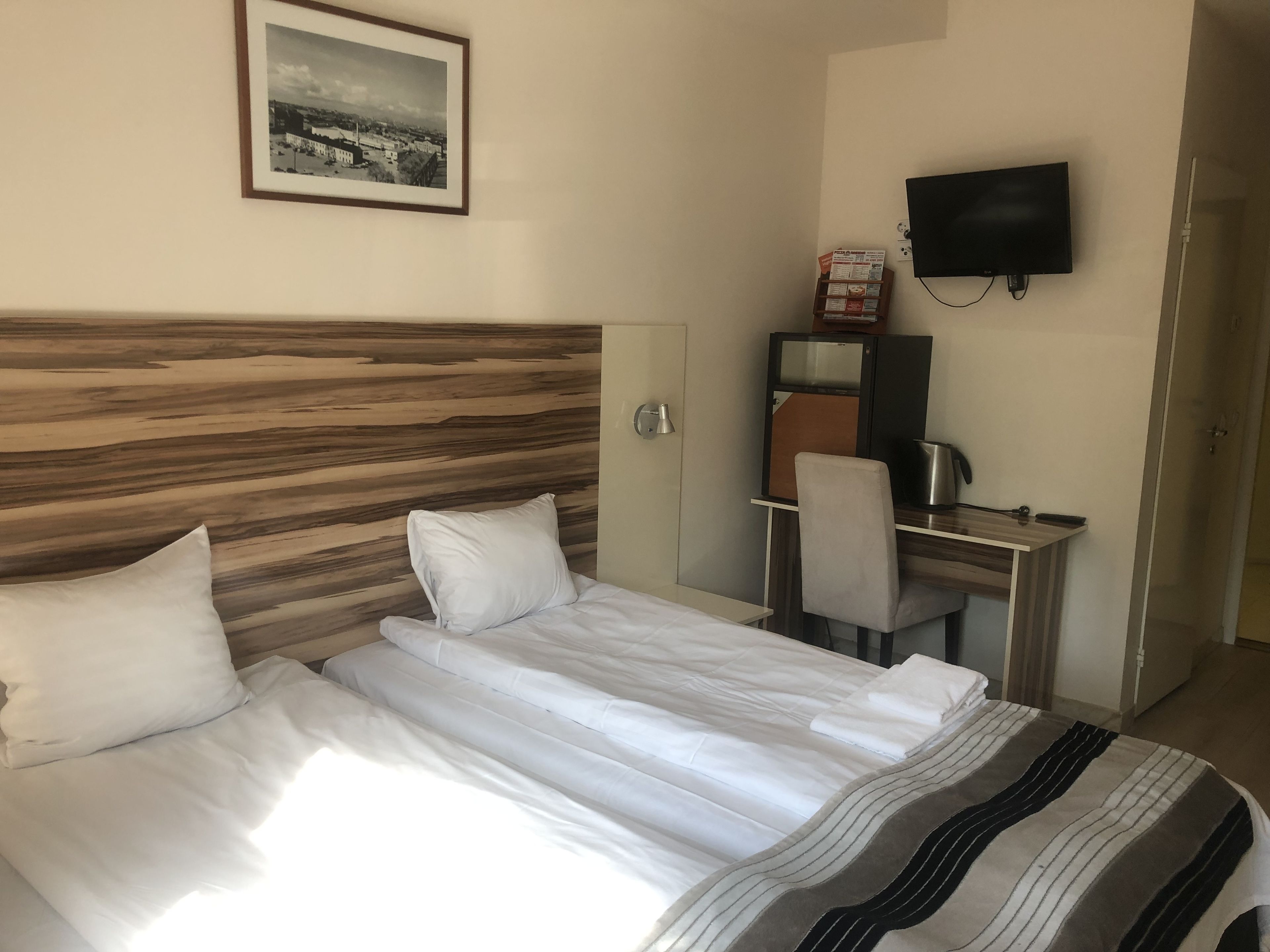 desk, laptop workspace, free wifi, bed sheets