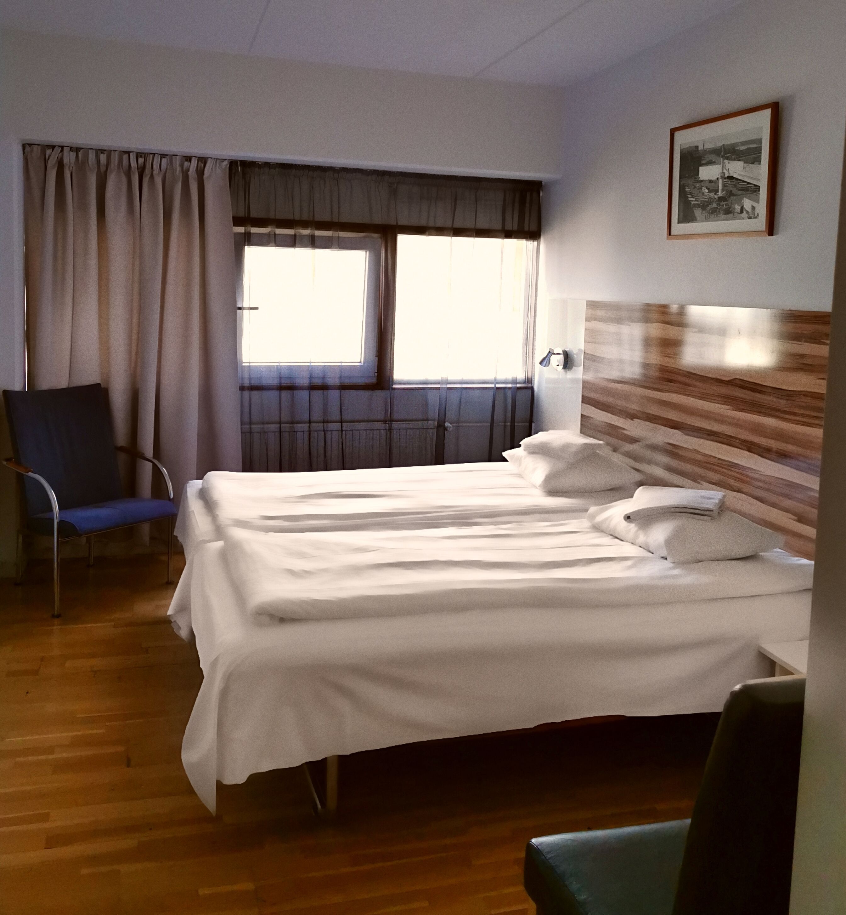 desk, laptop workspace, free wifi, bed sheets