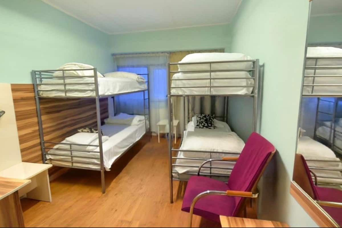 Family Room | Desk, laptop workspace, free WiFi, bed sheets