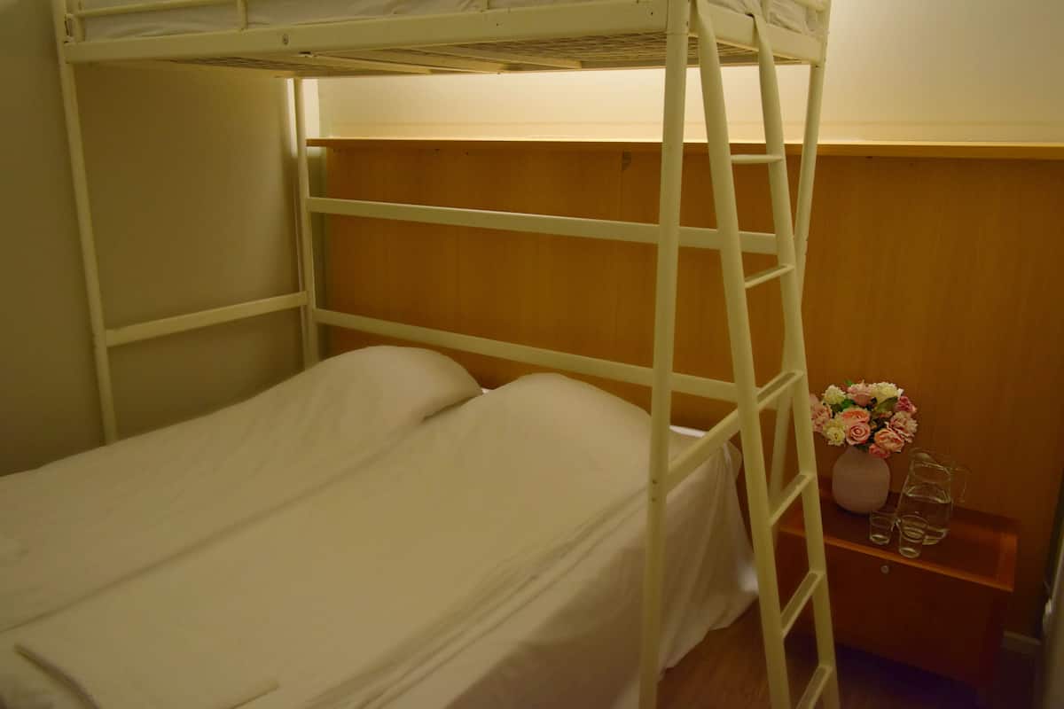 Een bureau, een laptopwerkplek, gratis wifi, beddengoed